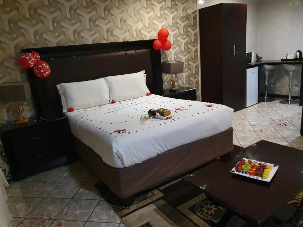 Ecotel Premier Lodge & Conference Centre เบโนนิ ภายนอก รูปภาพ