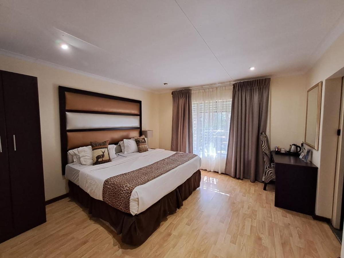 Ecotel Premier Lodge & Conference Centre เบโนนิ ภายนอก รูปภาพ